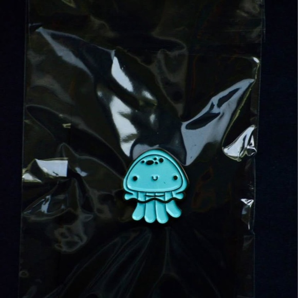 Pack of 5 Brand New and Packaged Dinosaur, Whale and Jelly Fish Pins - Picture 3 of 4
